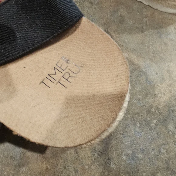 Time and Tru Black Sandals - Picture 2 of 5